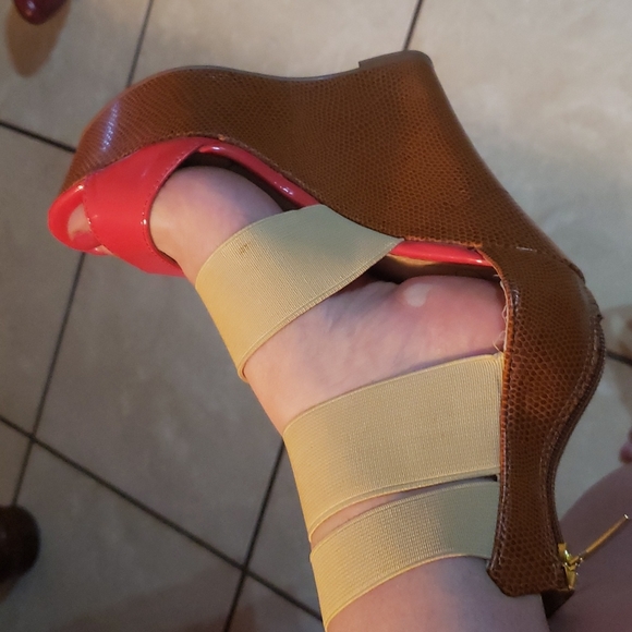 Colin Stewart platform sandals 6.5, but definitely fit a 6 - Picture 5 of 6